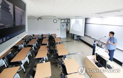 A professor prepares for online instruction at Dankook University in Yongin, Gyeonggi Province, on Aug. 31, 2020. (Yonhap)