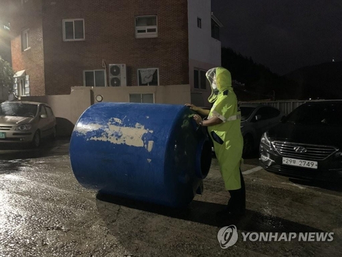 The photo provided by the Busan Metropolitan Police Agency shows a water tank that fell from the top of a house due to powerful winds in Busan, 450 kilometers southeast of Seoul, on Sept. 7, 2020. (PHOTO NOT FOR SALE) (Yonhap)
