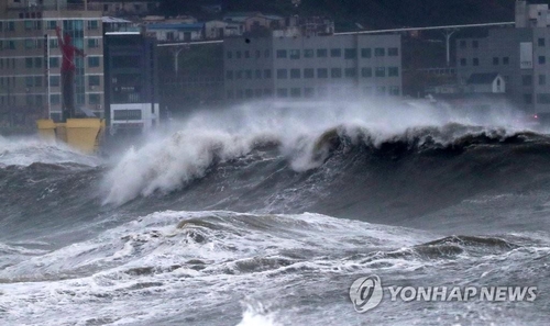 Typhoon Haishen brings high waves in waters off the port city of Busan on Sept. 7, 2020. (Yonhap)