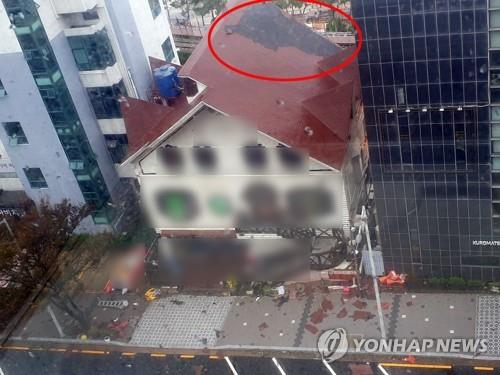 A roof damaged by strong winds from Typhoon Haishen is seen near Songjeong Beach in Busan on Sept. 7, 2020, in this photo provided by a reader. (PHOTO NOT FOR SALE) (Yonhap)