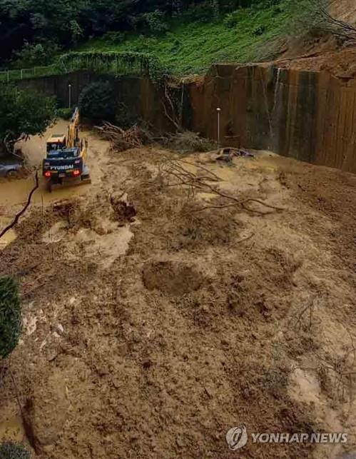 A landslide caused by Typhoon Haishen hits a parking lot at an apartment on the southern island of Geoje on Sept. 7, 2020, in this photo provided by a reader. (PHOTO NOT FOR SALE) (Yonhap)