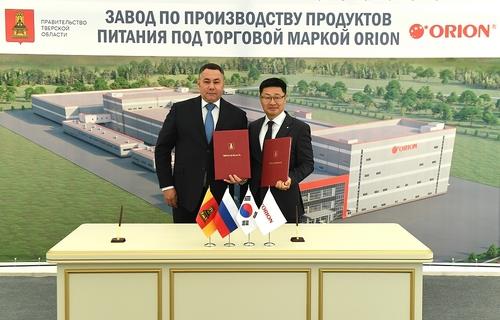 This photo, provided by Orion Corp. on Sept. 10, 2020, shows Park Jong-yul (R), head of Orion's Russian subsidiary, and Tver Region Gov. Igor Rudenya posing after signing an investment agreement. (PHOTO NOT FOR SALE) (Yonhap) 
