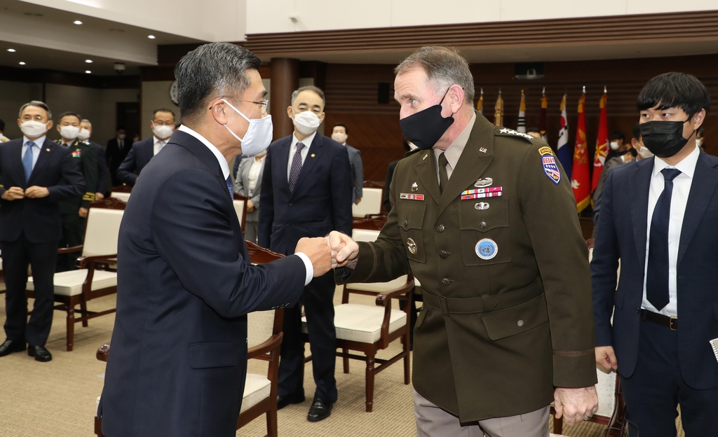 New Defense Minister Suh Wook bumps fists with U.S. Forces Korea Commander Gen. Robert Abrams during his inauguration ceremony in Seoul on Sept. 18, 2020, in this photo provided by his office. (PHOTO NOT FOR SALE) (Yonhap)
