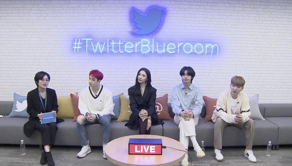 This photo, provided by Twitter Korea on Sept 22, 2020, shows YeonJeong Kim, head of global K-pop partnerships at Twitter, Stray Kids leader Bang Chan, singer Sunmi, and Hyungwon and Kihyun of group Monsta X (from L to R) at an online event in Seoul celebrating K-pop's 10-year presence on Twitter. (PHOTO NOT FOR SALE) (Yonhap)