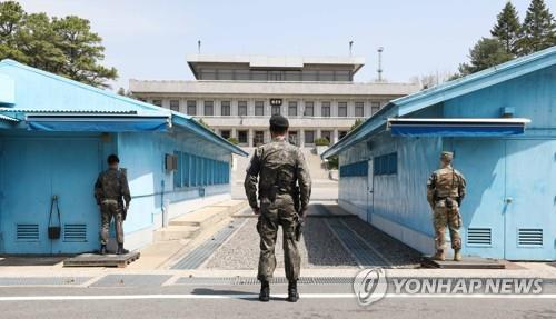 The file photo taken April 19, 2018, shows South Korean and U.S. soldiers standing guard at the inter-Korean truce village of Panmunjom, north of Seoul. (Yonhap)