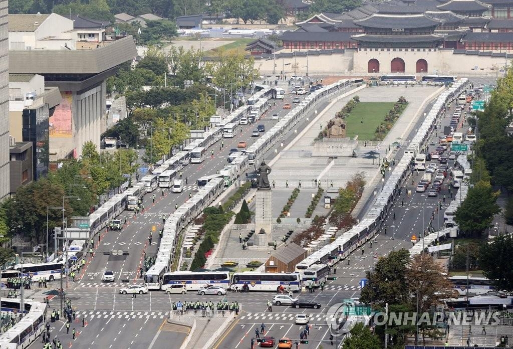 Police buses are parked in lines on streets around Gwanghwamun Square in central Seoul on Oct. 3, 2020. (Yonhap)