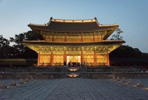 This photo, provided by the Cultural Heritage Administration, shows a night view of Changdeok Palace in central Seoul. (PHOTO NOT FOR SALE) (Yonhap) 