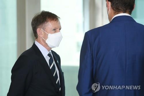 New Zealand Ambassador to South Korea Philip Turner enters the foreign ministry in Seoul on Aug. 3, 2020, after holding talks with a ministry official on sexual abuse allegations involving a South Korean diplomat who was stationed in New Zealand. (Yonhap)