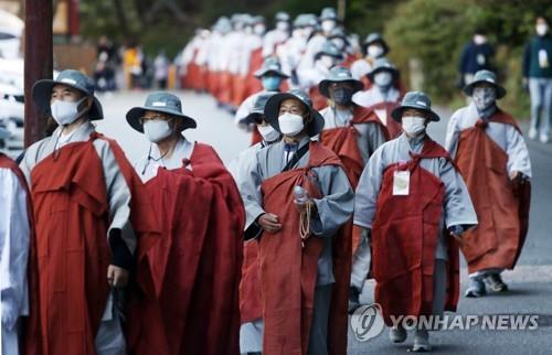 Buddhist monks wearing face masks march at an event in Daegu on Oct. 7, 2020. (Yonhap)