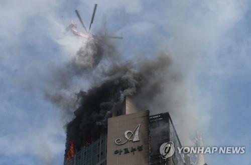 Smoke billows from a 33-story apartment building in the southeastern city of Ulsan on the morning of Oct. 9, 2020, after a fire broke out there at around 11 p.m. the previous day amid strong winds. (Yonhap)