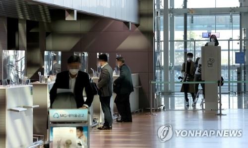 Passengers bound for Japan check in at Incheon International Airport, west of Seoul, on Oct. 8, 2020, when South Korea and Japan put into practice an agreement on the fast-track entry of businesspeople without a two-week coronavirus quarantine amid the pandemic. (Yonhap)