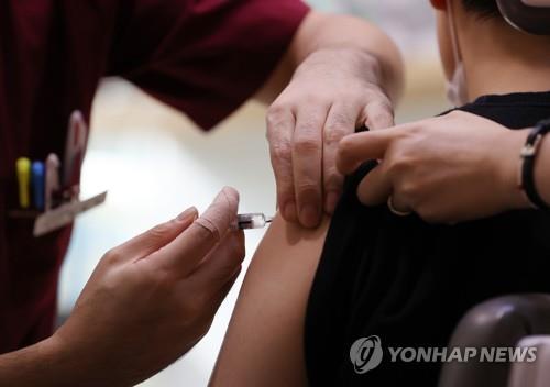 (LEAD) Reluctance to get flu shots simmering in S. Korea after 3 suspected deaths - 1