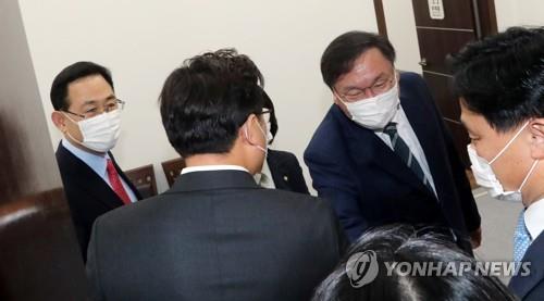 People Power Party floor leader Rep. Joo Ho-young (L) and Democratic Party floor leader Kim Tae-nyeon hold a meeting on Oct. 22, 2020 at the National Assembly in Seoul. (Yonhap)