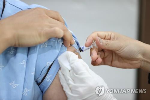A citizen receives a free flu shot at a medical center in Seoul on Oct. 19, 2020. (Yonhap)