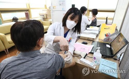 A man gets a flu shot at a building of the Korea Association of Health Promotion in Seoul on Oct. 19, 2020. (Yonhap)