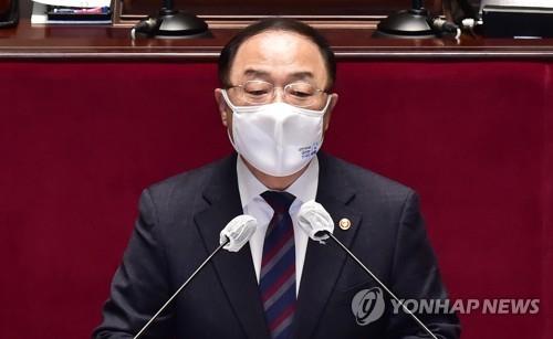 Finance Minister Hong Nam-ki speaks during the parliamentary budget and accounts committee's interpellation session on Nov. 4, 2020. (Yonhap)
