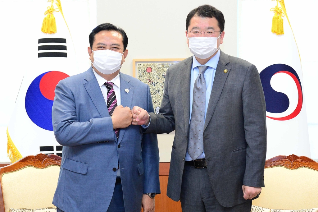 Vice Foreign Minister Choi Jong-kun (R) poses for a photo with Indonesian Ambassador Umar Hadi, in this photo provided by the foreign ministry on Nov. 4, 2020. (PHOTO NOT FOR SALE) (Yonhap) 