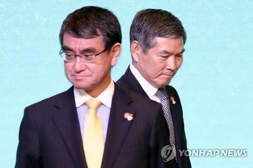 Defense Minister Jeong Kyeong-doo (R) moves past his Japanese counterpart Taro Kono at the venue of the 6th Association of Southeast Asian Nations Defense Ministers' Meeting-Plus gathering in Bangkok on Nov. 18, 2019. (Yonhap).