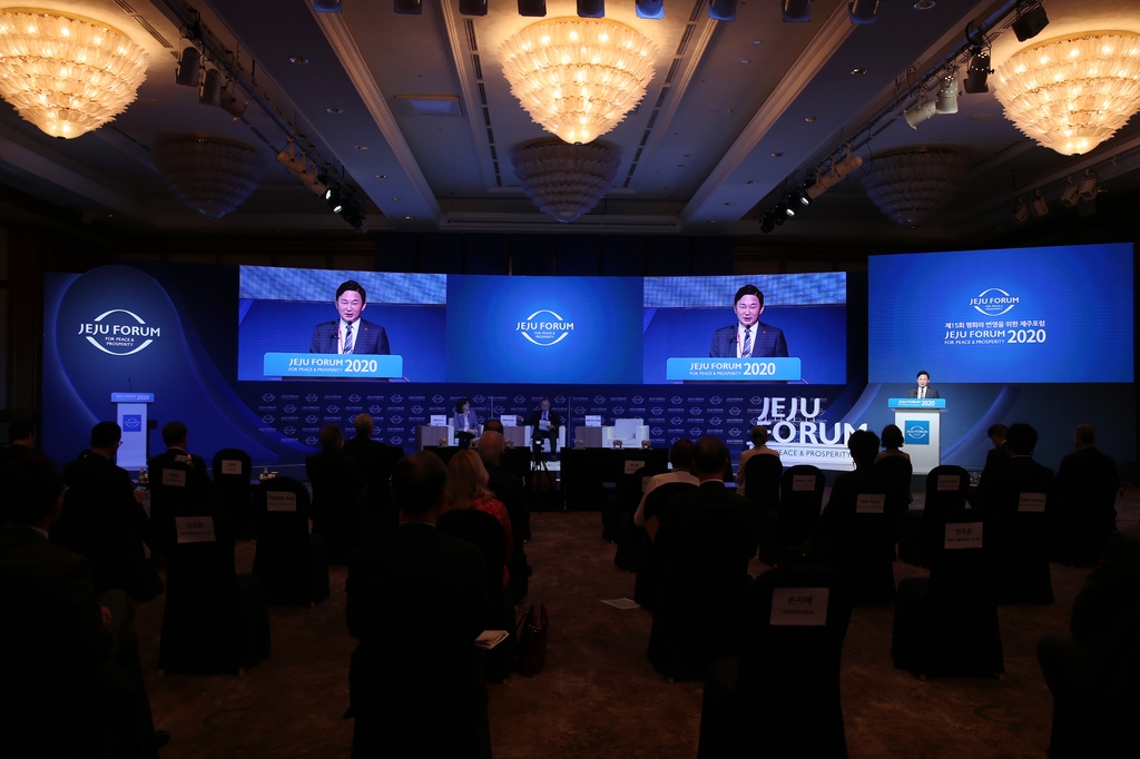 Jeju Gov. Won Hee-ryong speaks during the opening ceremony of the Jeju Forum for Peace and Prosperity on the southern island of Jeju on Nov. 6, 2020, in this photo provided by the forum. (Yonhap)