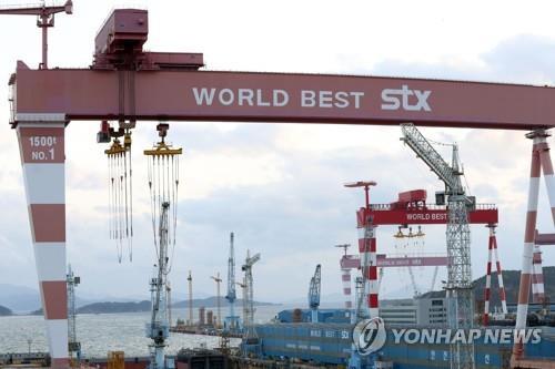 This file photo, taken in April 2018, shows large-scale shipbuilding cranes at the shipyard of STX Offshore & Shipbuilding Co. (Yonhap)