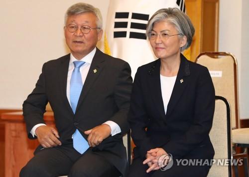 Foreign Minister Kang Kyung-wha (R) and her husband, Lee Yill-byung, attend a ceremony to receive a letter of appointment at the presidential office Cheong Wa Dae on June 18, 2017. (Yonhap) 