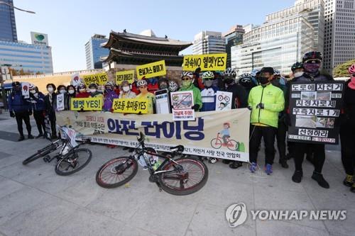 Civic activists call for a revision bill to ensure a safe riding environment for e-scooters and pedestrians in Seoul on Nov. 9, 2020. (Yonhap)