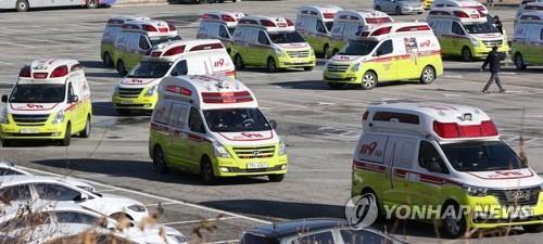 Ambulances are parked in front of Jamsil Stadium in Seoul on Dec. 14, 2020. The National Fire Agency mobilized vehicles and personnel from 12 regional headquarters to the South Korean capital and the surrounding areas the same day to help transport patients infected with the new coronavirus amid a spike in the number of coronavirus cases. (Yonhap)