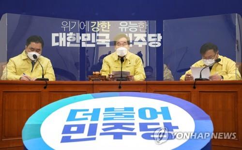 Democratic Party Chairman Rep. Lee Nak-yon (C) speaks during a top party council meeting on Dec. 16, 2020. (Yonhap) 