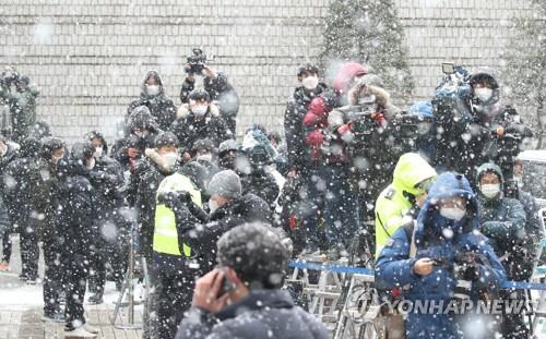 Photographers wait outside the Seoul High Court to take photos of Lee Jae-yong, vice chairman of Samsung Electronics Co. on Jan. 18, 2021. (Yonhap)
