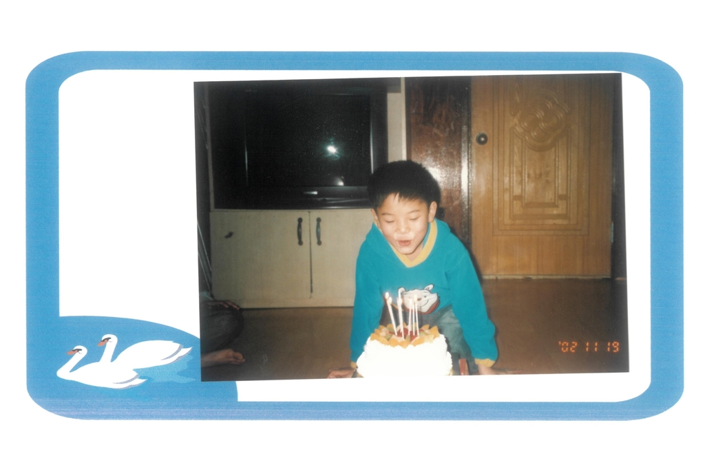 A young Shin Seon blows out candles on his birthday cake, in this undated photo provided by Shin and The Beautiful Foundation. (PHOTO NOT FOR SALE) (Yonhap)