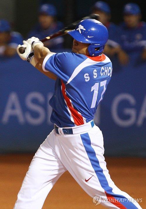 In this file photo from Nov. 19, 2010, Choo Shin-soo of South Korea hits an RBI single against Chinese Taipei in the top of the first inning of the gold medal game in the baseball tournament at the Guangzhou Asian Games at Aoti Baseball Field in Guangzhou, China. (Yonhap)