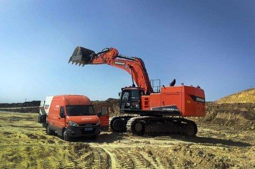 This file photo, provided by Doosan Infracore Co., a construction equipment arm of South Korea's Doosan Group, shows the company's excavator. (PHOTO NOT FOR SALE) (Yonhap)
