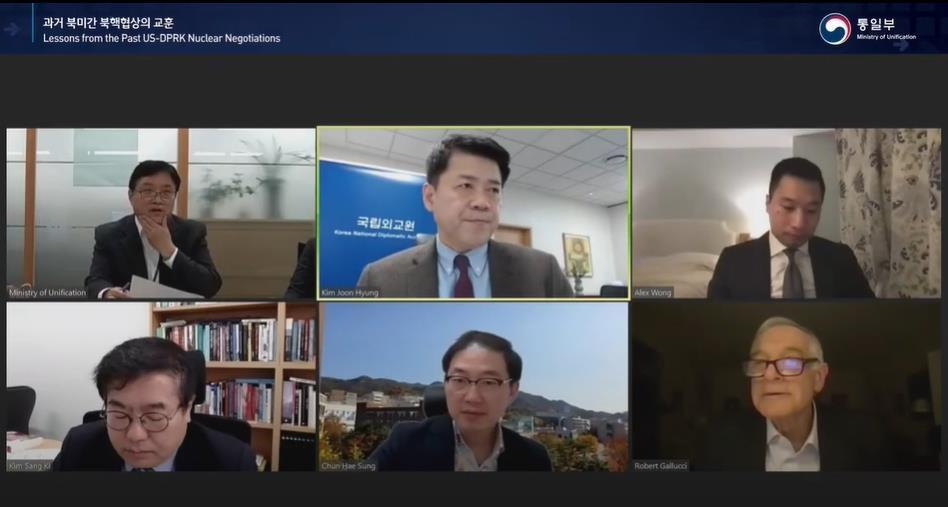 Robert Gallucci, a former U.S. nuclear negotiator (bottom, R) and other South Korean and U.S. experts on North Korea, hold an online forum on March 12, 2021, in this photo captured from the YouTube channel of the Korea Global Forum for Peace. (PHOTO NOT FOR SALE) (Yonhap)