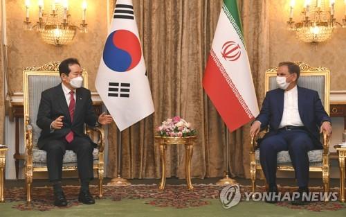 This photo, provided by the Prime Minister's Office, shows Prime Minister Chung Sye-kyun and Iran's First Vice President Eshaq Jahangiri holding a meeting in Tehran on April 11, 2021. (PHOTO NOT FOR SALE) (Yonhap)