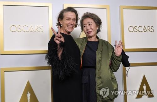 South Korean actress Youn Yuh-jung poses in the press room at the 93rd annual Academy Awards ceremony at Union Station in Los Angeles after winning Best Actress in a Supporting Role for "Minari" on April 25, 2021, in this photo released by Europe's news photo agency EPA. (Yonhap)