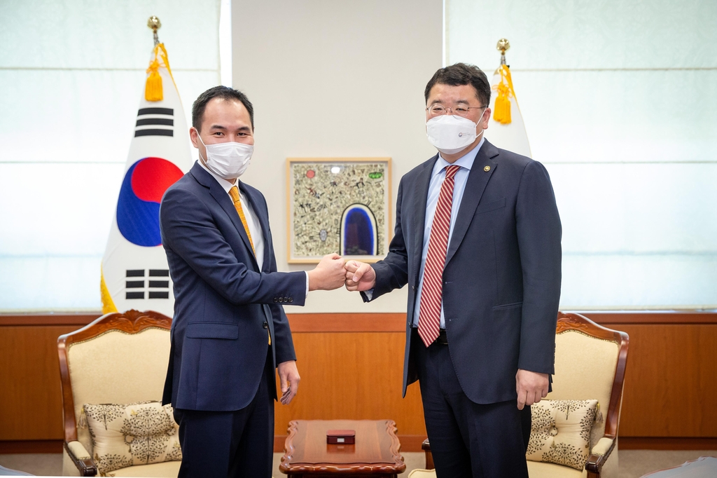 First Vice Foreign Minister Choi Jong-kun (R) greets his Mongolian counterpart, Batsumber Munkhjin, with a fist bump ahead of their talks in Seoul on May 12, 2021, in this photo provided by the foreign ministry. (PHOTO NOT FOR SALE) (Yonhap)