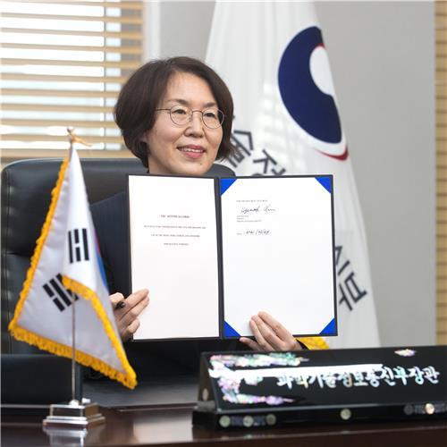Science Minister Lim Hye-sook shows off a moon exploration agreement signed between South Korea and the United States at her office in the administrative capital of Sejong, central South Korea, in this photo provided by the science ministry on May 27, 2021. (PHOTO NOT FOR SALE) (Yonhap) 