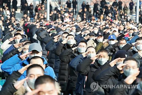 This Jan. 7, 2019, file photo shows South Korean men saluting before entering the Army for mandatory military service. (Yonhap)