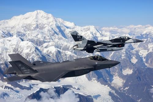 This photo, downloaded from the U.S. 7th Air Force website, shows an F-35A Lightning II (L), assigned to the 388th Fighter Wing at Hill Air Force Base in Utah, and an F-16 Fighting Falcon, assigned to the 18th Aggressor Squadron at Eielson Air Force Base in Alaska, flying over Denali National Park in Alaska on Aug. 17, 2020, during the Red Flag-Alaska 20-3 Training. (PHOTO NOT FOR SALE) (Yonhap)