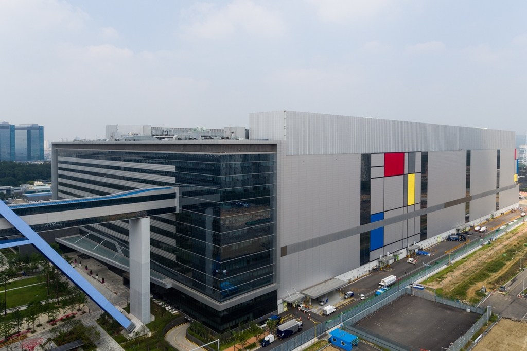 This photo provided by Samsung Electronics Co. on June 9, 2021, shows the company's foundry factory in Hwaseong, south of Seoul. (PHOTO NOT FOR SALE) (Yonhap)