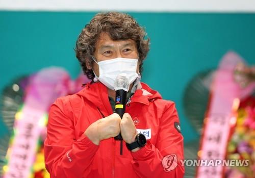 South Korean mountaineer Kim Hong-bin speaks during a ceremony in the southwestern city of Gwangju on June 1, 2021, to celebrate his expedition's departure for Broad Peak. (Yonhap)
