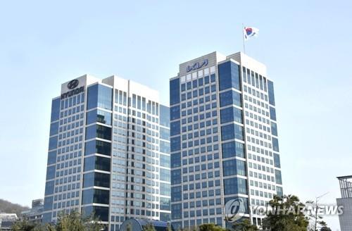 This file photo provided by Hyundai Motor Group shows Hyundai Motor Co.'s and Kia Corp.'s headquarter buildings in Yangjae, southern Seoul. (PHOTO NOT FOR SALE) (Yonhap) 
