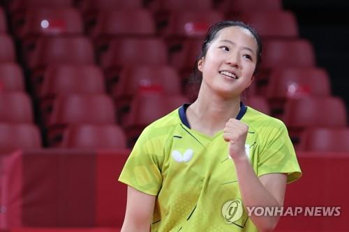 South Korean table tennis player Shin Yu-bin pumps her fist after winning a match against Luxembourg's Ni Xia Lian at the Tokyo Olympics Women's Singles Round 2 at Tokyo Metropolitan Gymnasium on July 25, 2021. (Yonhap)