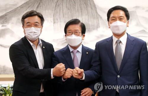 Rep. Yun Ho-jung (L) and Rep. Kim Gi-hyeon (R), floor leaders of the Democratic Party and the People Power Party, respectively, pose for photos during their meeting with National Assembly Speaker Park Byeong-seug on July 23, 2021. (Yonhap)