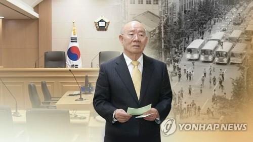 A file image of former President Chun Doo-hwan superimposed over images of a court and a street demonstration during the pro-democracy movement in the southwestern city of Gwangju in 1980 (Yonhap)
