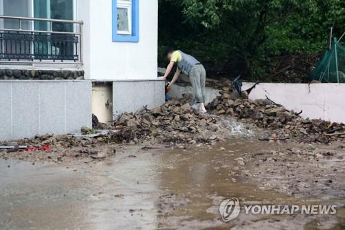 (LEAD) Typhoon Omais leaves behind flooded homes, damaged roads, railways in S. Korea