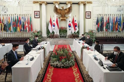 Foreign Minister Chung Eui-yong (L, center) holds talks with his Indonesian counterpart, Retno L.P. Marsudi, in Jakarta on June 25, 2021, in this file photo provided by Chung's ministry. (PHOTO NOT FOR SALE) (Yonhap)