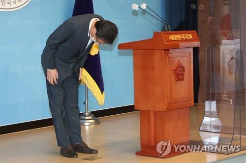 Independent lawmaker Kwak Sang-do makes a deep bow before announcing his resignation in a news conference at the National Assembly in Seoul on Oct. 2, 2021. (Yonhap)