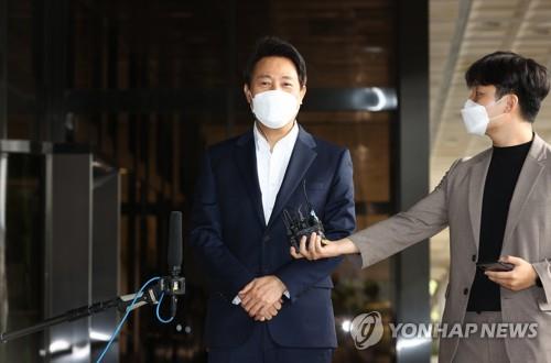 Seoul Mayor Oh Se-hoon speaks to a reporter at the Seoul Central District Prosecutors Office in southern Seoul on Oct. 2, 2021, before being questioned by prosecutors about allegations of his election law violation. (Yonhap)