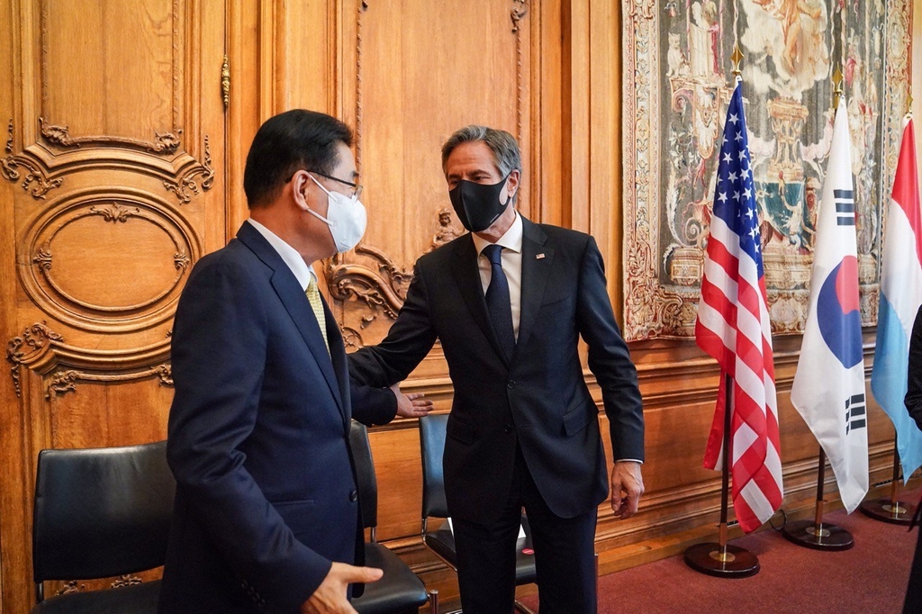 Foreign Minister Chung Eui-yong (L) and his U.S. counterpart, Antony Blinken, meet for a brief meeting on the sidelines of the Meeting of the OECD Council at Ministerial Level in Paris on Oct. 5, 2021, in this photo provided by the foreign ministry. (PHOTO NOT FOR SALE) (Yonhap)